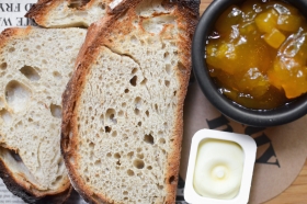 Resultado de imaxes para cafeterias tostadas con  envases de mantequilla y mermelada
